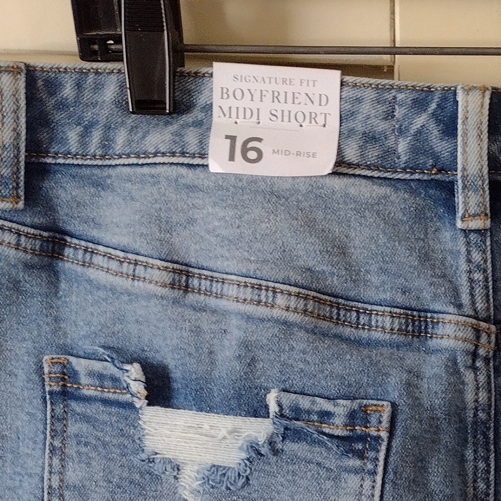 Lane Bryant Boyfriend Midi Light Blue Distressed Cuffed Denim Shorts NWT - Picture 4 of 4